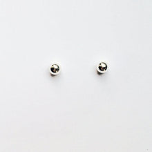 Laden Sie das Bild in den Galerie-Viewer, Ohrstecker - KLEINE KUGEL, 925 Silber