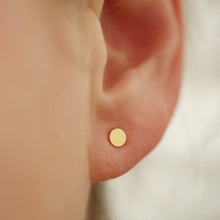 Laden Sie das Bild in den Galerie-Viewer, Ohrstecker - KLEINES PLÄTTCHEN, 4mm, 6mm, 925 Silber vergoldet, gebürstet