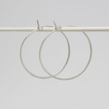 Laden Sie das Bild in den Galerie-Viewer, Creolen - KREIS, M Silber