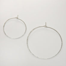 Laden Sie das Bild in den Galerie-Viewer, Creolen - KREIS, M Silber