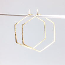 Laden Sie das Bild in den Galerie-Viewer, Creolen - HEXAGON, M goldfilled