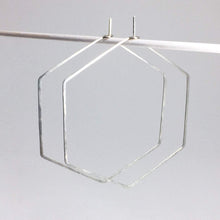 Laden Sie das Bild in den Galerie-Viewer, Creolen - HEXAGON, L Silber