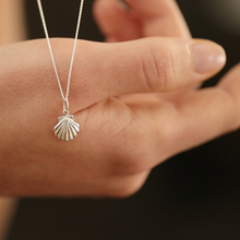 Laden Sie das Bild in den Galerie-Viewer, Halskette - KLEINE MUSCHEL, filigrane Kette mit Muschel Anhänger, 925 Silber/vergoldet