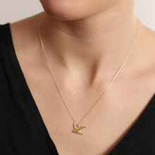 Laden Sie das Bild in den Galerie-Viewer, Halskette - SCHWALBE- Vogel, 925 Silber vergoldet