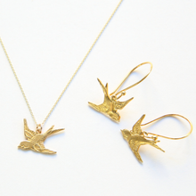 Laden Sie das Bild in den Galerie-Viewer, Halskette - SCHWALBE- Vogel, 925 Silber vergoldet
