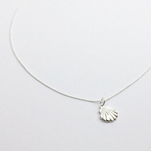 Laden Sie das Bild in den Galerie-Viewer, Halskette - KLEINE MUSCHEL, filigrane Kette mit Muschel Anhänger, 925 Silber/vergoldet