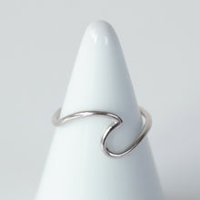 Laden Sie das Bild in den Galerie-Viewer, Ring - WAVE, gewellter Ring, 925 Silber/ vergoldet
