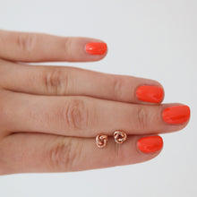 Laden Sie das Bild in den Galerie-Viewer, Ohrstecker - Kleiner Knoten, Silber rosévergoldet, glänzend
