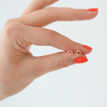 Laden Sie das Bild in den Galerie-Viewer, Ohrstecker - Kleiner Knoten, Silber rosévergoldet, glänzend
