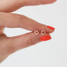 Laden Sie das Bild in den Galerie-Viewer, Ohrstecker - Kleiner Knoten, Silber rosévergoldet, glänzend
