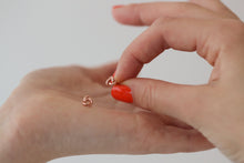 Laden Sie das Bild in den Galerie-Viewer, Ohrstecker - Kleiner Knoten, Silber rosévergoldet, glänzend
