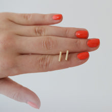 Laden Sie das Bild in den Galerie-Viewer, Ohrstecker - STÄBCHEN, Silber vergoldet, glänzend
