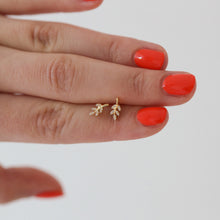 Laden Sie das Bild in den Galerie-Viewer, Ohrstecker - Kleines Blatt, 925 Silber oder Silber vergoldet, glänzend
