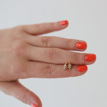 Laden Sie das Bild in den Galerie-Viewer, Ohrstecker - Kleines Blatt, 925 Silber oder Silber vergoldet, glänzend
