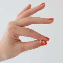 Laden Sie das Bild in den Galerie-Viewer, Ohrstecker - Kleines Blatt, 925 Silber oder Silber vergoldet, glänzend
