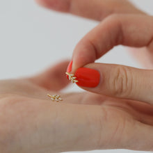 Laden Sie das Bild in den Galerie-Viewer, Ohrstecker - Kleines Blatt, 925 Silber oder Silber vergoldet, glänzend
