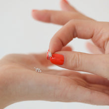 Laden Sie das Bild in den Galerie-Viewer, Ohrstecker - Kleines Blatt, 925 Silber oder Silber vergoldet, glänzend
