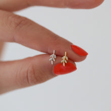 Laden Sie das Bild in den Galerie-Viewer, Ohrstecker - Kleines Blatt, 925 Silber oder Silber vergoldet, glänzend

