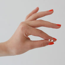 Laden Sie das Bild in den Galerie-Viewer, Ohrstecker - KLEINER WÜRFEL, 925 Silber
