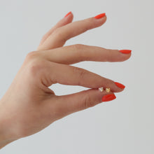 Laden Sie das Bild in den Galerie-Viewer, Ohrstecker - KLEINER WÜRFEL, 925 Silber vergoldet
