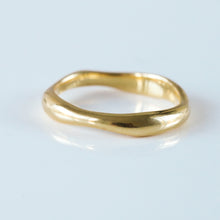 Laden Sie das Bild in den Galerie-Viewer, Ring - ONDA, gewellter Ring, 925 Silber/ vergoldet
