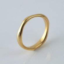 Laden Sie das Bild in den Galerie-Viewer, Ring - ONDA, gewellter Ring, 925 Silber/ vergoldet
