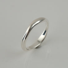 Laden Sie das Bild in den Galerie-Viewer, Ring - ONDA, gewellter Ring, 925 Silber/ vergoldet
