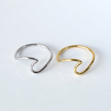 Laden Sie das Bild in den Galerie-Viewer, Ring - WAVE, gewellter Ring, 925 Silber/ vergoldet

