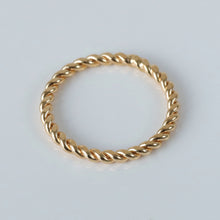 Laden Sie das Bild in den Galerie-Viewer, Ring - TWIST, gedrehtes Design, 925 Silber/ vergoldet
