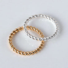 Laden Sie das Bild in den Galerie-Viewer, Ring - TWIST, gedrehtes Design, 925 Silber/ vergoldet
