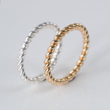 Laden Sie das Bild in den Galerie-Viewer, Ring - TWIST, gedrehtes Design, 925 Silber/ vergoldet
