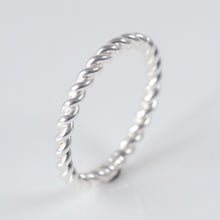 Laden Sie das Bild in den Galerie-Viewer, Ring - TWIST, gedrehtes Design, 925 Silber/ vergoldet

