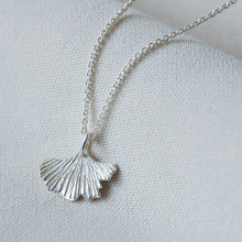 Laden Sie das Bild in den Galerie-Viewer, Halskette - KLEINES GINKGOBLATT, filigrane Kette mit Ginkgo Anhänger, 925 Silber/vergoldet (Kopie)
