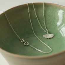 Laden Sie das Bild in den Galerie-Viewer, Halskette - KLEINES GINKGOBLATT, filigrane Kette mit Ginkgo Anhänger, 925 Silber/vergoldet (Kopie)
