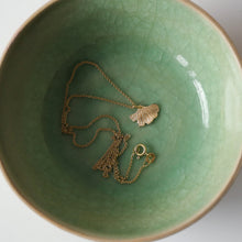 Laden Sie das Bild in den Galerie-Viewer, Halskette - KLEINES GINKGOBLATT, filigrane Kette mit Ginkgo Anhänger, 925 Silber/vergoldet (Kopie)
