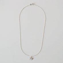 Laden Sie das Bild in den Galerie-Viewer, Halskette - KLEINES GINKGOBLATT, filigrane Kette mit Ginkgo Anhänger, 925 Silber/vergoldet (Kopie)
